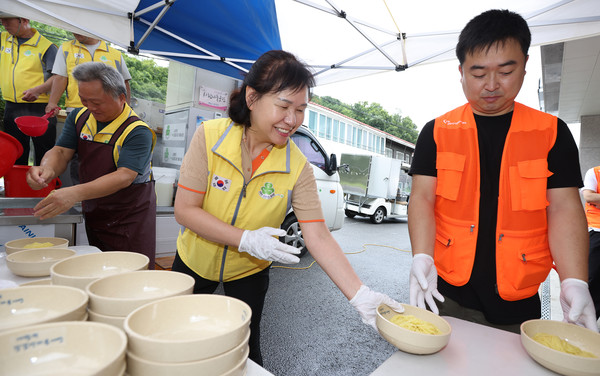 그릇에 담겨진 면에 소스를 담기 위해 옮기고 있다.