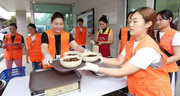 강정원 고양시자원봉사센터 사무국장과 직원들이 완성된 짜장면을 전달하기 위해 준비하고 있다.