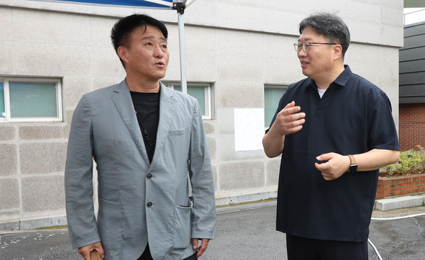 김봉환 홀트학교장(왼쪽)과 이창신 홀트일산복지타운 원장(오른쪽)도 봉사자들에게 고마움을 전했다.