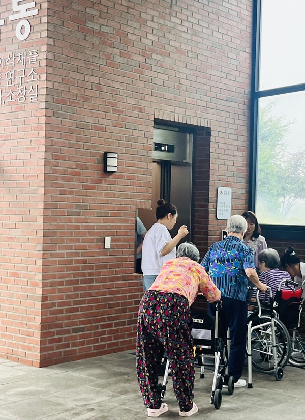 다양한 교육프로그램과 쾌적한 시설로 주목을 받고 있는 보아스골든케어