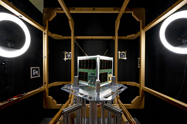 한국항공대 스마트드론공학과 윤지중 교수가 개발한 기술을 기반으로 한 초소형 위성 OOV-Cube. [사진 제공 = 한국항공대학교]