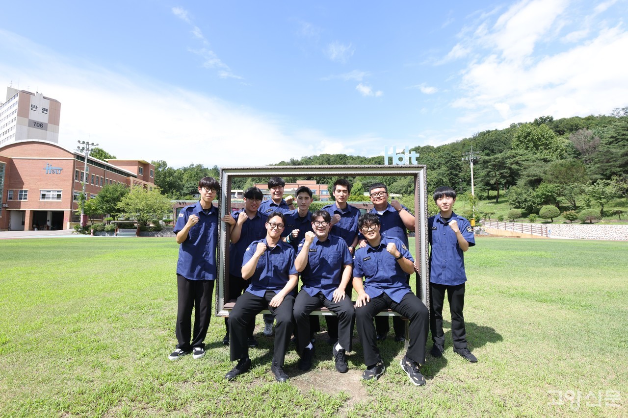 (사진 윗줄 왼쪽부터 시계방향) 이수환, 배동준, 정규희, 민진우, 문강현, 양다훈, 김주혁, 김우철, 권경주, 우지원 홀트학교 사회복무요원. 