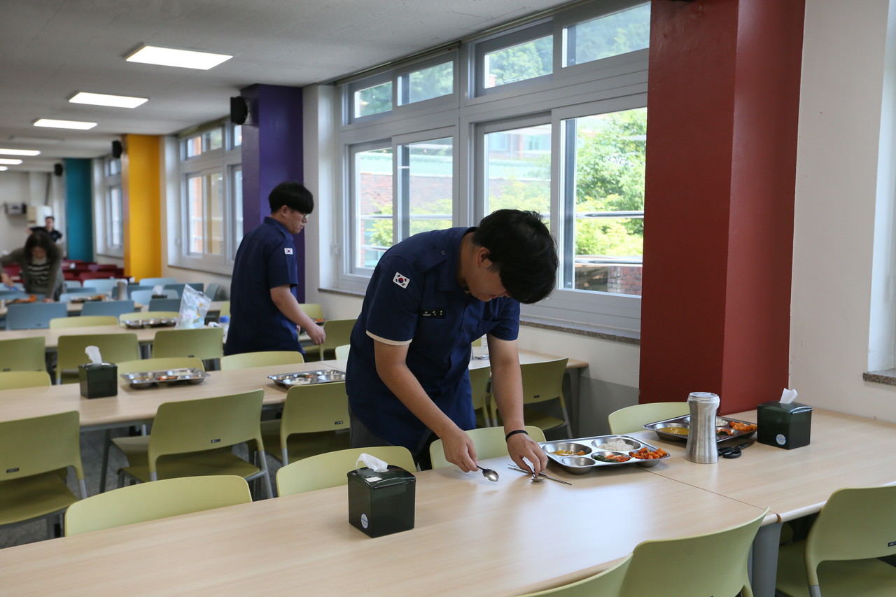 홀트학교 사회복무요원은 수업 중 활동 보조뿐 아니라 학생들의 점심식사도 돕는다. [사진제공=홀트학교]