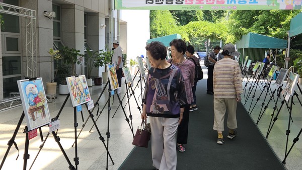 전시작품을 보는 시민들.