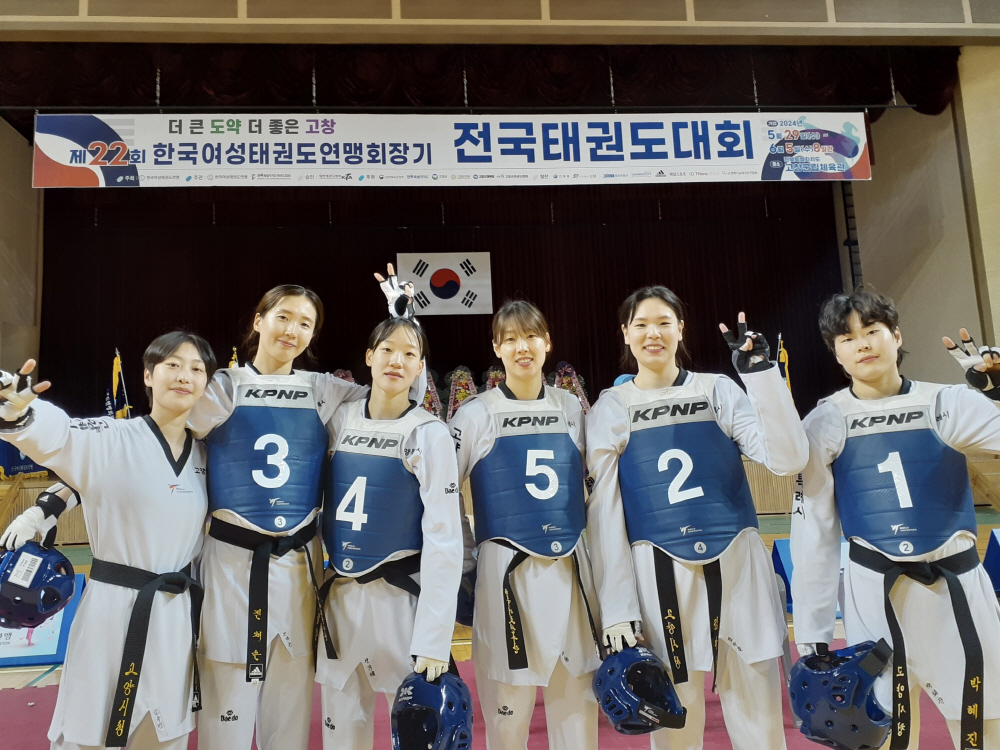 제22회 한국 여성태권도연맹회장기 단체전에서 우승한 태권도팀. [사진제공=고양시]