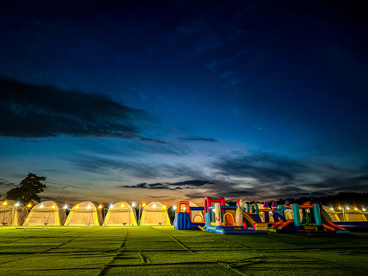 세렌디피아 어반피크닉에서 보는 야경은 명불허전. 에어바운스를 가운데 두고 캠크닉장이 둘러있다.