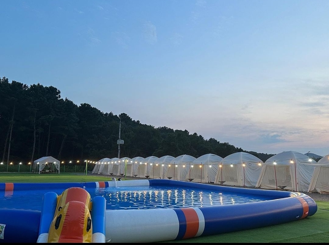 세렌디피아는 캠핑 분위기를 느끼며 에어바운스와 수영을 즐길 수 있는 실외 복합 놀이 문화시설이다.