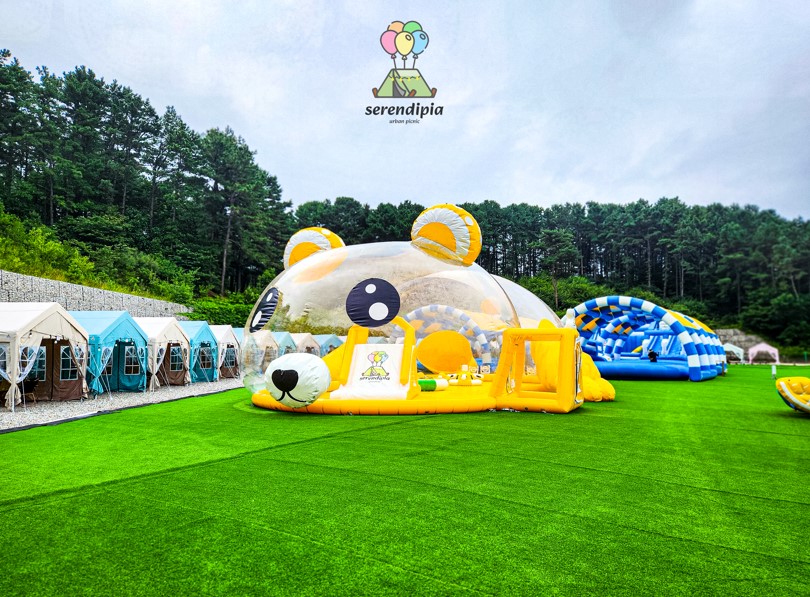 캠크닉장 중심부에 대형 에어바운스 수영장 3개와 곰돌이 실내 돔형 에어바운스가 마련돼 있다.