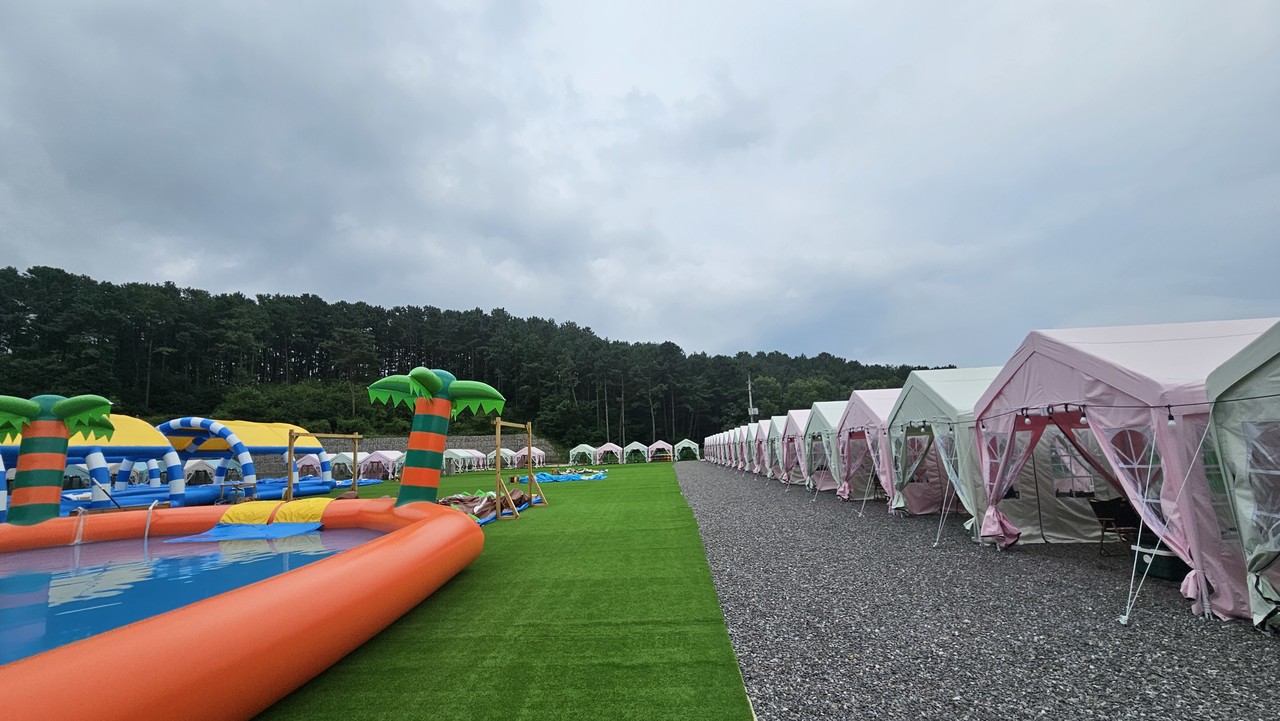 캠크닉장은 물론 여름에는 수영장, 겨울에는 눈썰매장으로 시즌별 공간 테마로 개장해 운영한다.