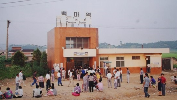 1980년대 후반 백마역. 사진에서 보듯 황토흙이 노출된 비포장 상태였던 광장과 도로를 1990년에 주민들이 직접 포장했다. 