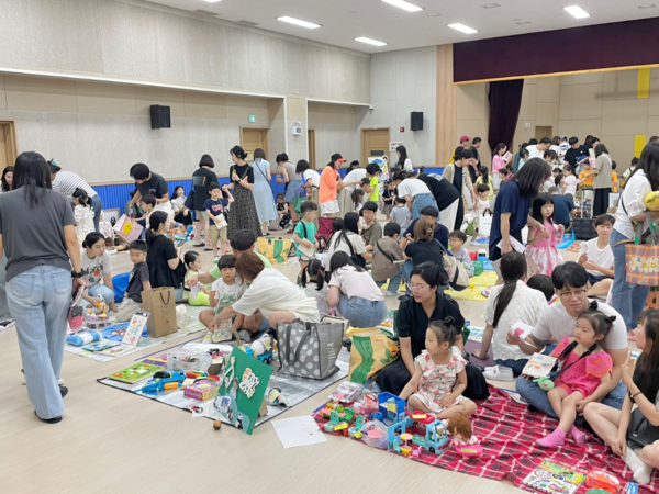 한류유치원은 지난 6월 학부모회와 공동으로 아나바다 시장놀이를 열었다. 시장놀이에는 유아와 학부모 총 194팀이 참여해 성황을 이뤘다.