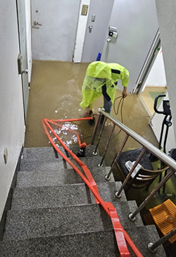  주교동이 집중호우로 피해를 입은 가구의 신속 복구를 위해 직원들이 작업을 하고 있다.