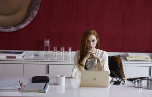 겉보기엔 화려하지만, 공허한 내면을 안고 살아가는 아트디렉터 수잔. 