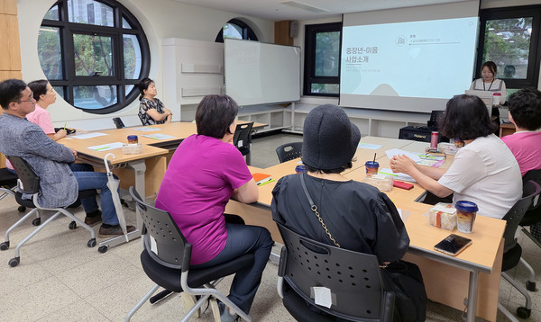 '중장년-이음’희망 발굴단이 이웃 보듬이 봉사자와 함께 2차 연도 평가회의를 진행하고 있다.