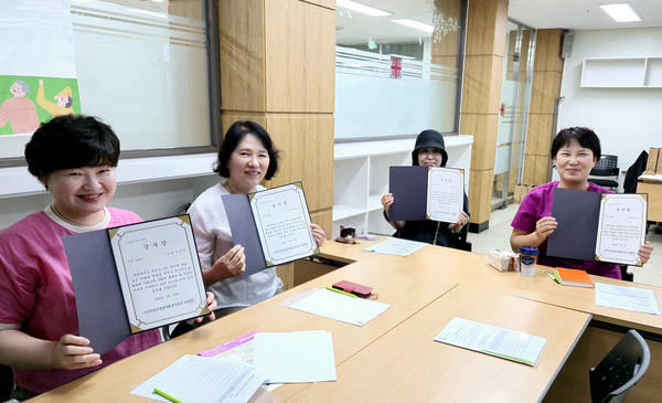 '중장년-이음’희망 발굴단이 이웃 보듬이 봉사자에게 감사장을 전달했다.