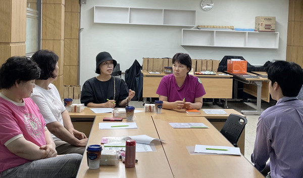 ‘중장년-이음’희망 발굴단, 이웃 보듬이 봉사자와 사회복지가 더 나은 방향을 위해 활발히 논의하고 있다.