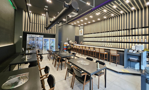 전집이라는 선입견을 날려주는 세련되고 독특한 내부 인테리어. 그날의 분위기에 따라 골라 앉는 재미가 있다.