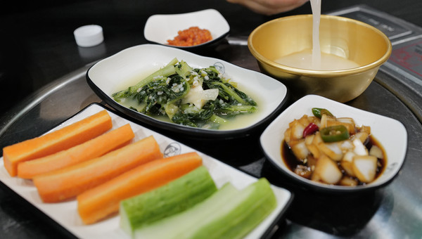 처음 나오는 밑반찬과 신선한 야채가 막걸리를 재촉한다.