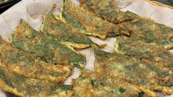 깻잎전의 고소하고 향긋한 냄새가 쉴새없이 젓가락질을 하게 한다.