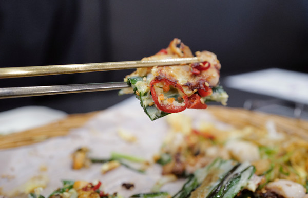 작은 한덩어리에 다양한 느낌의 맛이 담겨 있다.