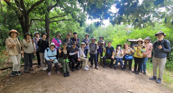 지난달 23일 고양신문 마을숲 생태탐사에 나선 시민참여단이 오송산 쉼터에서 기념촬영을 하고 있다. 