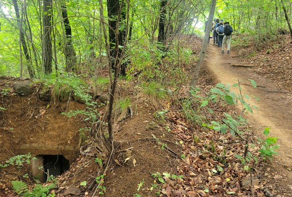 고양신문 마을숲 생태탐사에 나선 시민참여단이 오송산 벙커 옆에 난 오솔길을 걷고 있다.