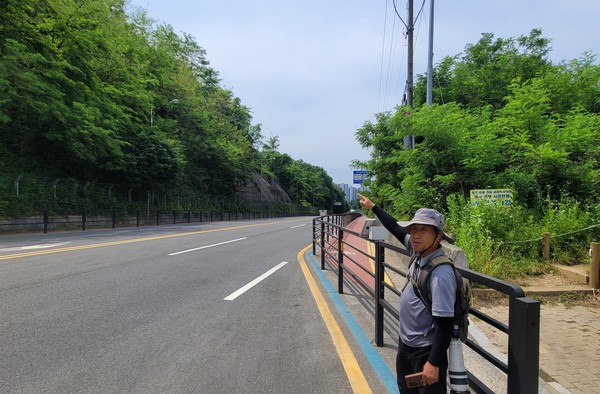 지난달 23일 고양신문 마을숲 생태탐사에 나선 시민참여단이 오송산에서 기념촬영을 하고 있다. 등산객들이 오송산 벙커 옆에 난 오솔길을 걷고 있다. 한북정맥 산줄기인 오송산과 옥녀봉 사이에 왕복 4차로의 일영로가 개통돼 생태축 단절이 심각하다. 표지판 하나 없는 오송산 정상.굴삭기가 오금천 안에 들어가 땅을 뒤집어 수풀 제거작업을 하고 있다.여석정에서 내려다 보이는 삼송지구 아파트단지.  숲해설가 임철호씨가 오송산 산책로에서 식물에 대해 설명하고 있다.오송산에서 식물들을 관찰하고 있는 시민들.조롱이가 먹잇감을 발로 움켜쥐고 있다.참나무에 둥지를 지은 오색딱다구리.