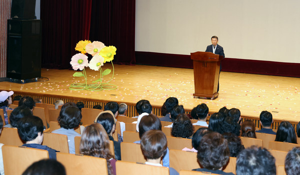 이창림 원당농협 조합장이 5강 행목한 동행 아카데미 힐링 콘서트에서 인사말을 하고 있다.