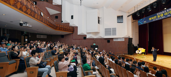 무대를 압도하고 조합원들과 소통하며 뮤지컬 같은 공연을 하는 조용갑 성악가.