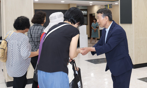 이창림 조합장은 콘서트에 미리 나와 조합원들에게 고마움의 인사를 전했다. 공연이 끝난 후에도 안전한 귀가를 당부하며 인사를 잊지 않았다.