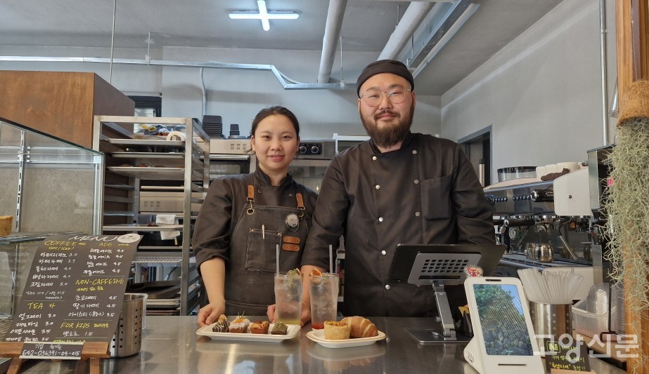 “매일 새벽 빵을 굽고 아침 일찍 문을 여는 건 힘든 일이지만 손님들이 ‘이 시간에 문을 열어줘서 고맙다’라고 하시는 말에 힘을 얻습니다”라고 말하는 권기원 김여진 공동대표.
