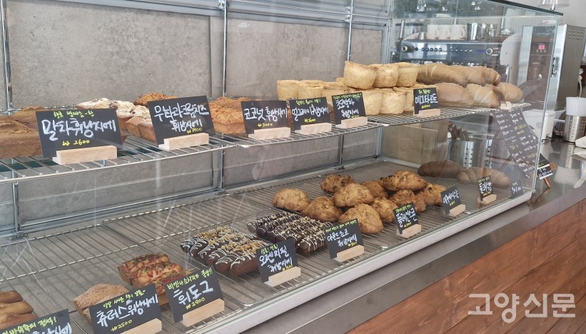 20여 가지의 돌모루 베이커리 메뉴는 오늘도 조금씩 늘어나고 있다. 전통 피낭시에부터 소시지 피낭시에까지 다양하게 골라먹는 재미가 있는 피낭시에 맛집이다.