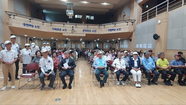   대회에 참가한 선수와 임원들이 개회식을 지켜보고 있다.