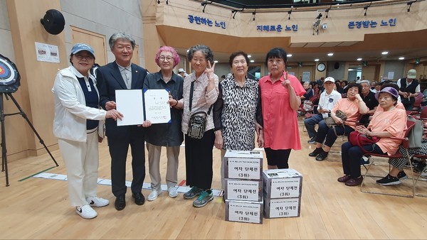   여성 단체 우승팀과 장도영 지회장이 기념촬영을 했다.