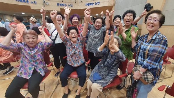   응원하는 팀이 우승을 하자 환호하고 있는 참석자들.