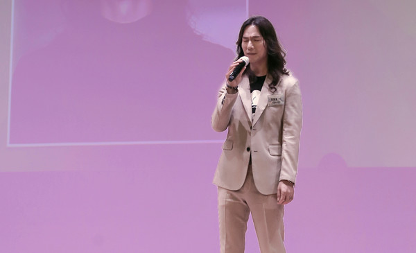 정홍일 가수의 축하 공연.