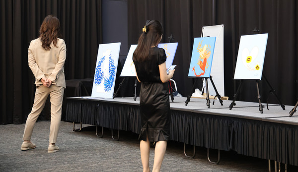 김세정 작가의 ‘사랑과 평화, Heart’ 사랑의 부메랑 미술작품 전시.