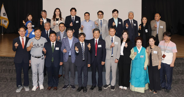 ESG생물다양성 & DMZ-907 자연생태 문화가치 사회공헌 세미나에서 참석자들이 나란히 자리했다.