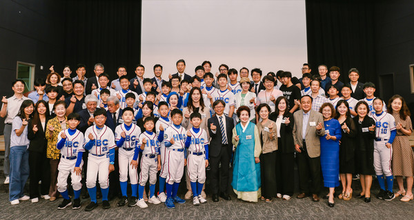 세미나를 마친 후 참여자들이 함께 자리했다.