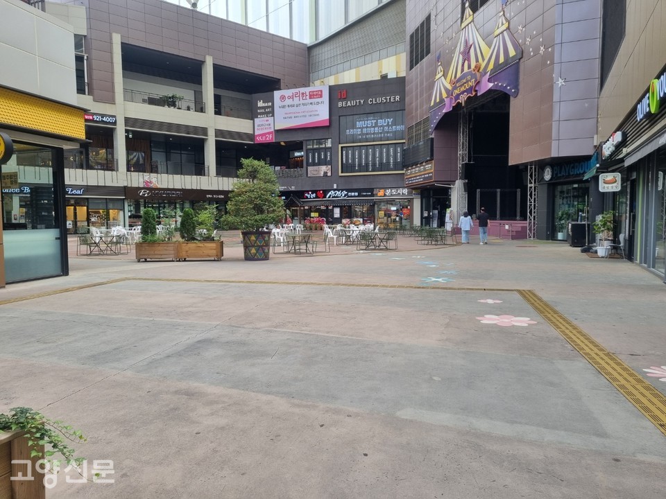 이른시간 상가 오픈 전 원마운트 중앙 광장의 모습. 원마운트 상권은 아직까지 다른 상권에 비해 비교적 깨끗하고 여유로운 느낌을 준다. 