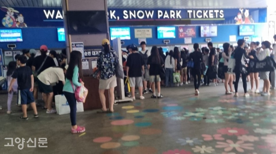 원마운트 워터파크의 인기는 여전히 뜨겁다.  방학을 맞은 학생들은 아침부터 워터파크 출입을 위해 기다리고 있다. 