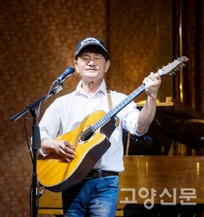 포크가수 강은철. 