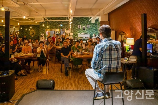 포크가수의 전설 서유석의 무대.