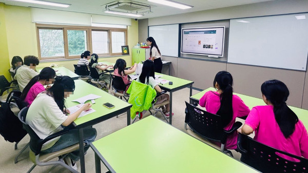 아이들과미래재단 ‘메르세데스-벤츠 올투게더 교육지원 환경개선' 사업 교실에서 수업을 하고 있다.