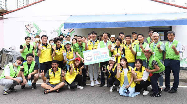 주엽동 아름다운 세상 무료급식소에서 삼계탕 나눔을 진행한 고양축산농협과 나눔축산운동본부, 일산자유로로터리클럽, 아름다운 세상 봉사자들이 자리했다.
