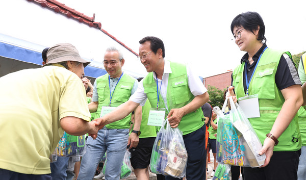 유완식 고양축산농협 조합장(가운데)과 신재범 고양축협 상임이사(왼쪽), 이윤승 전 고양시의회의장(오른쪽)이 대상자에게 삼계탕 꾸러미를 전달하고 있다.