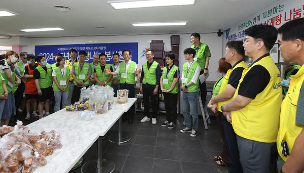 나눔에 앞서 인사말과 봉사자들이 상호간에 인사를 하며 격려의 시간을 가졌다.