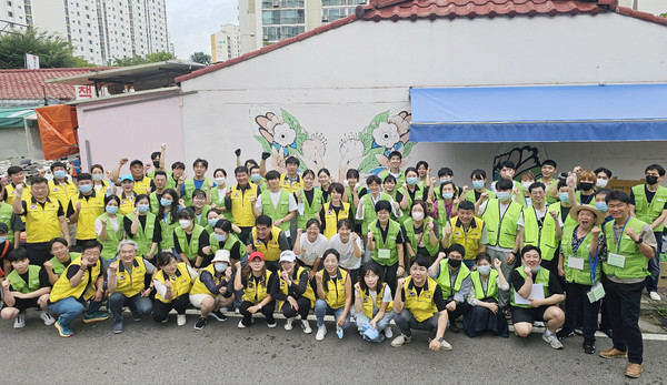 아름다운 세상 무료급식소에서 나눔을 마무리하며 모인 관계자들.