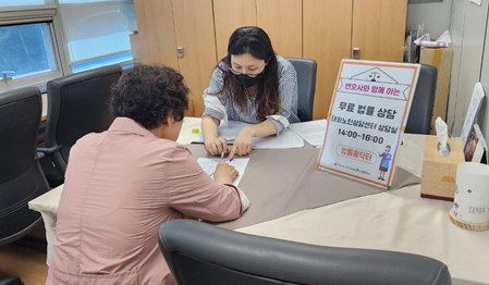 대화노인종합복지관이 법적 문제에 어려움을 겪는 어르신에게 법률상담을 하고 있다.