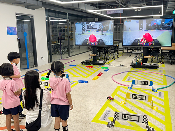 AR자동차 레이싱 체험을 하는 고양시 삼성숲유치원 원아들 [사진 제공 = 중부대학교]